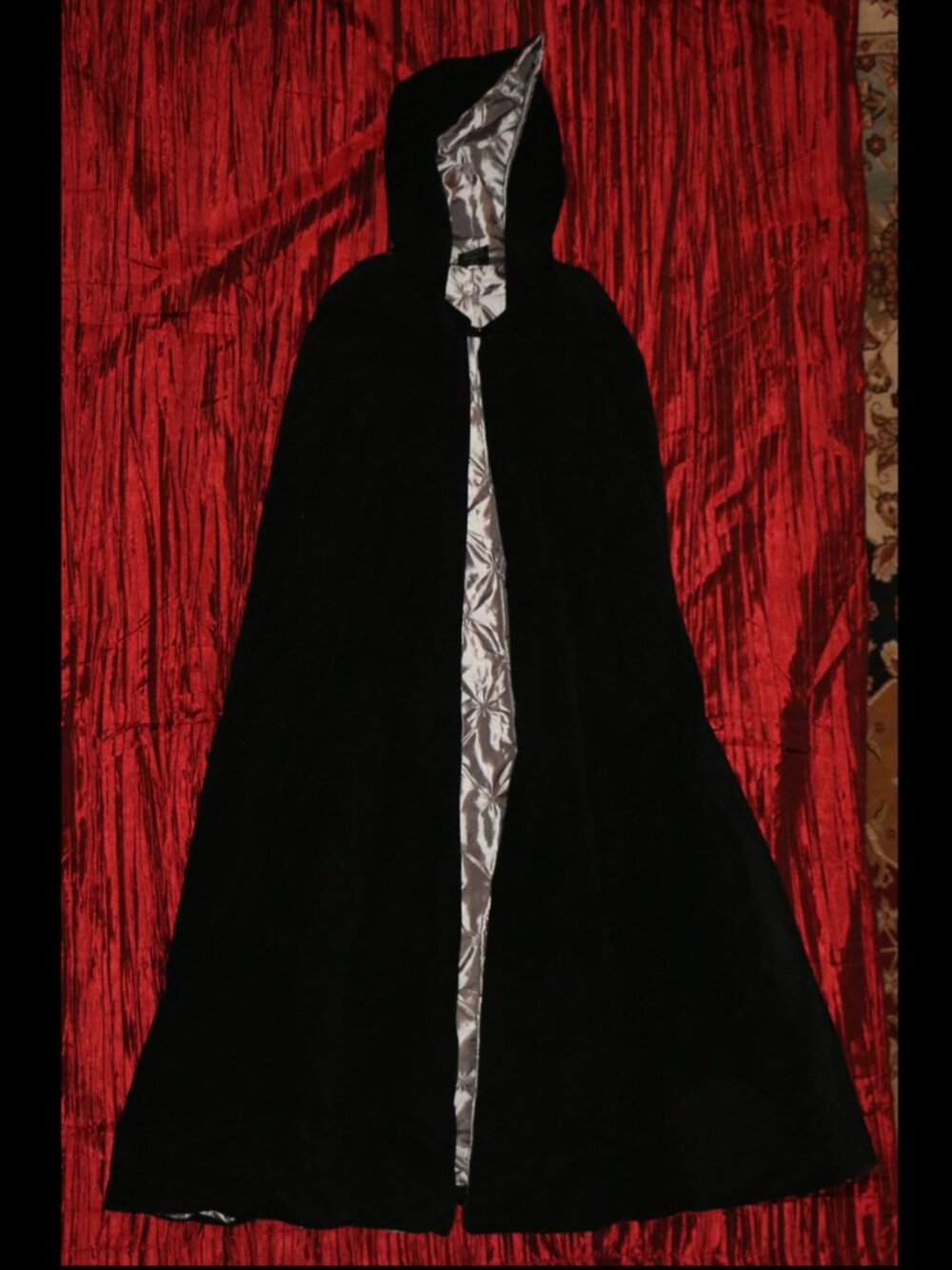 UNDERWRAPS 63" Deluxe Velvet Adult Costume Accessory Cape - Silver Satin Lining